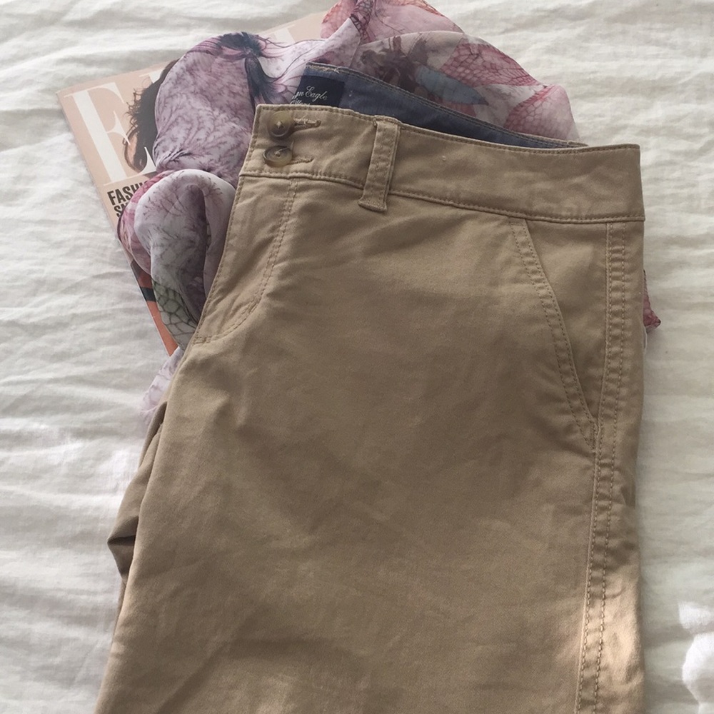 🌹American Eagle khaki Bermuda shorts, size 6